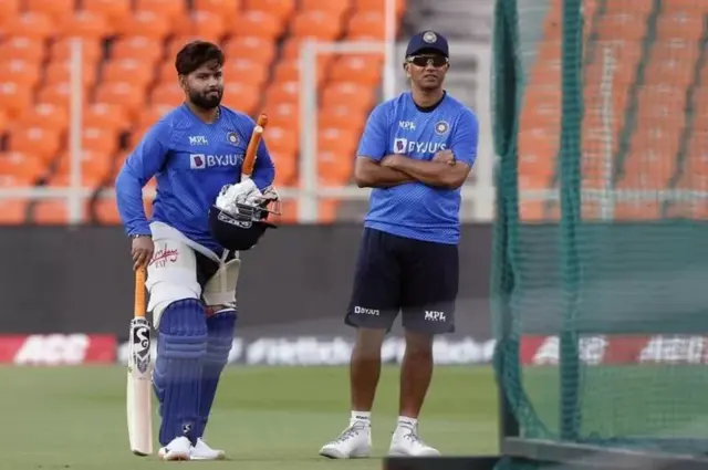 టీమిండియా కోచ్ రాహుల్ ద్రవిడ్, వికెట్ కీపర్ రిషబ్ పంత్