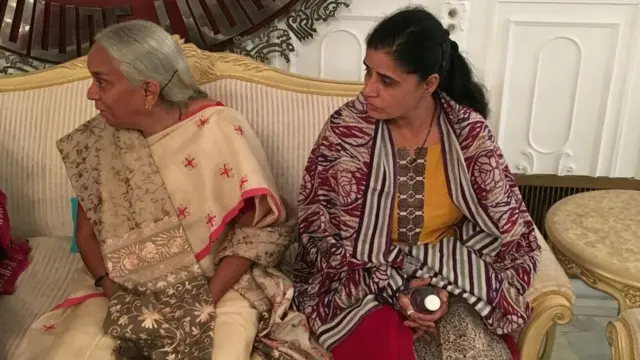 పాక్ విదేశాంగ కార్యాలయంలో జాదవ్ తల్లి, భార్య