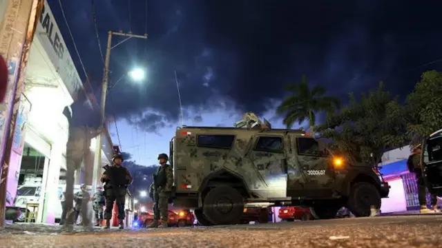 Tanque militar y dos soldados en una calle de Michoacán.