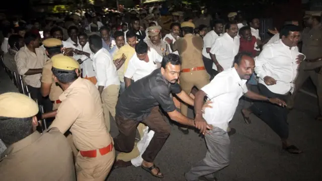 अपोलो अस्पताल के बाहर जमा लोग