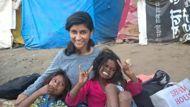 दीक्षा सिग्नलवरील मुलांसाठी शाळा चालवते.