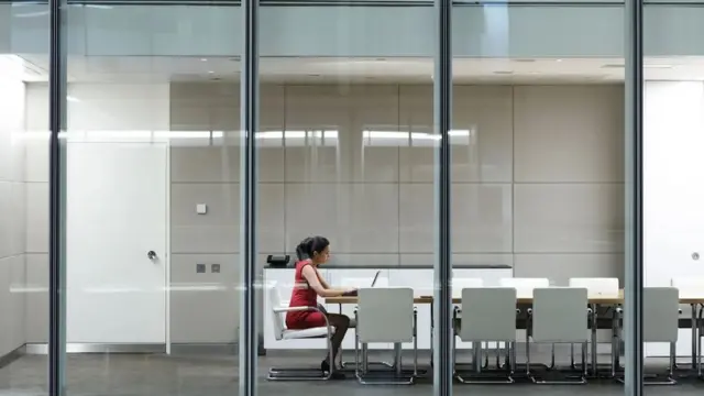 اینکه سرتان پایین باشد و مثل آسیاب کار کنید به این معنا نیست که حتما مدیر شما متوجه آن می‌شود و به تمجید شما می‌پردازد