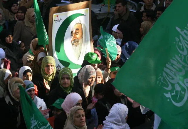 ২৫শে জানুয়ারি ২০০৬ এর নির্বাচনের আগে শেষ দিনের প্রচারণায় পশ্চিম তীরের রামাল্লা শহরে প্রয়াত ইসলামিক নেতা আহমদ ইয়াসিনের ছবি নিয়ে হামাস সমর্থকদের মিছিল - ২৩শে জানুয়ারি ২০০৬