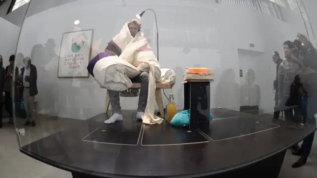 अंडे सेने के लिए कुर्सी पर बैठे अबराम प्वांगशेवेल.