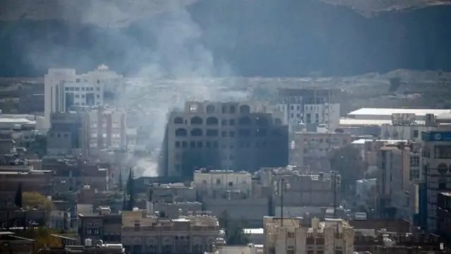 યુદ્ધના અસલાને કારણે ઉડી રહેલા ધુમાડાઓ વચ્ચે ધ્વસ્ત ઇમારતો, બળવાખોરો અને અલગતાવાદીઓના સંઘર્ષમાં ફસાયેલા યમન શહેરની દૂરથી લેવાયેલી તસ્વીર પ્રતીકાત્મક તસ્વીર