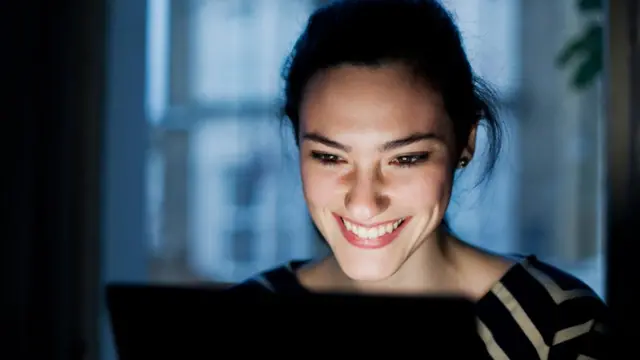 Chica joven usando computadora