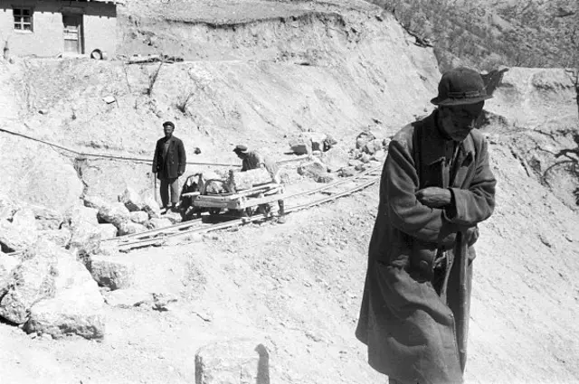 مردی که برای پاک کردن مسیر کوهستانی برای راه آهن