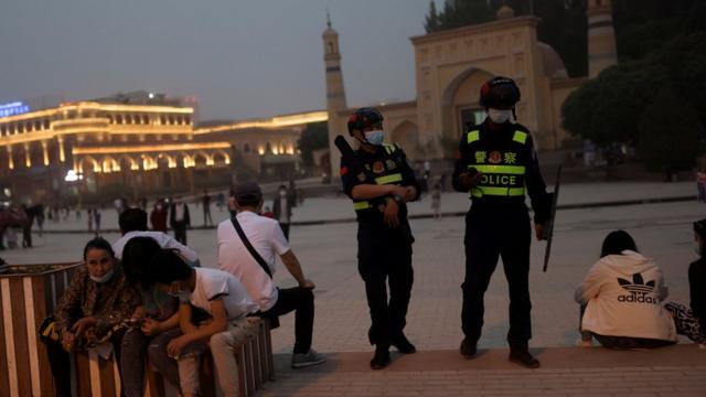 新疆喀什艾提尕爾清真寺外休憩的群眾與站崗的警察（3/5/2021）