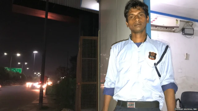 केशव कुमार नोएडा एक्सप्रेसवे पर लगे विज्ञापन एलसीडी स्क्रीन की सुरक्षा करते हैं.