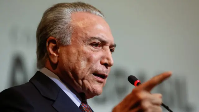 Presidente Michel Temer falaarena futebol net betum púlpito, com o dedoarena futebol net betriste