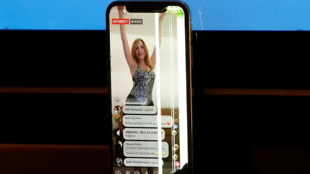 La performance de Nermine Sfar diffusée sur un téléphone portable