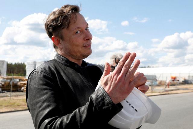 Elon Musk visita la construcción de la gigafábrica de Tesla en Gruenheide, cerca de Berlín, el 17 de mayo de 2021.