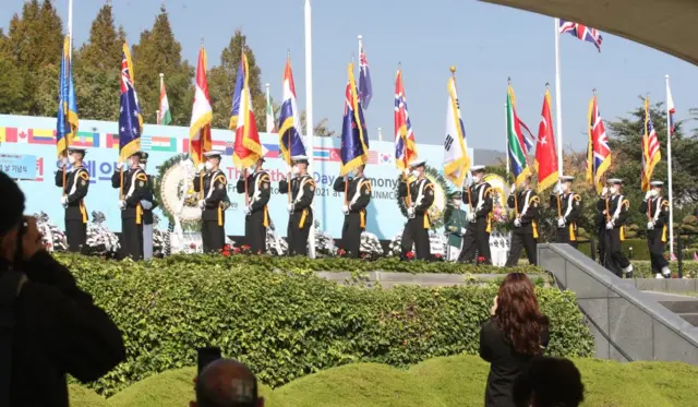 묘지 안장 11개국 국기 입장