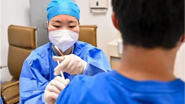 ચીને આ દરમિયાન શ્રીલંકાને સિનોફાર્મની રસીના 10 લાખ ડૉઝ આપ્યા છે. બાંગ્લાદેશને પ્રથમ શિપમેન્ટમાં 500,000 રસી મળી છે. ચીને નેપાળમાં વધારે રસી મોકલવાની પણ ખાતરી આપી છે. માર્ચમાં માલદીવમાં પણ ચીને રસી અને બીજા ઉપકરણો દાનમાં મોકલ્યા હતા. અફઘાનિસ્તાનને પણ 400,000 સિનોફાર્મ રસી આપવાની ખાતરી ચીને આપી છે.