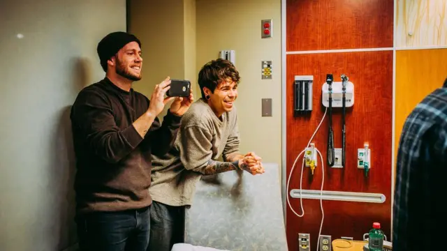 ఉమ జన్మించిన రోజు హాస్పిటల్లో మాథ్యూ, డార్టీ