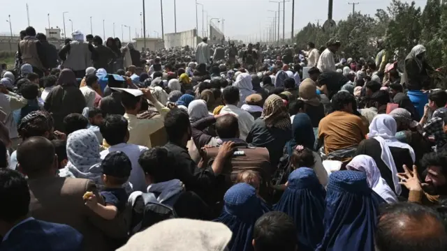هنوز دقیق روشن نیست که در روز شنبه در برابر فرودگاه کابل چه اتفاقی افتاده است