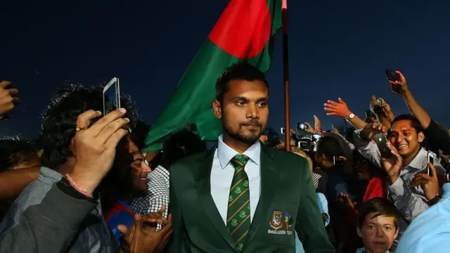 Mushukni yalayotgan etuk ayollar pornosi