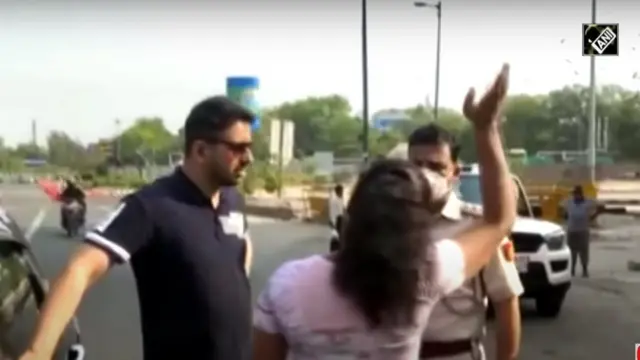 దిల్లీ పోలీసులతో దంపతుల గొడవ