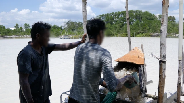 Dengan menggunakan pipa yang ditusuk ke dasar kolong, penambang timah menyedot pasir dan menyaringnya di atas kapal.