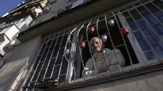 Мешканець київського району Воскресенка готовий роздавати сусідам чай і окріп з вікна під час блекаутів