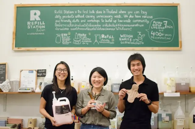 สุภัชญา เตชะชูเชิด (ซ้าย) หนึ่งในผู้ร่วมก่อตั้งร้าน Refill Station