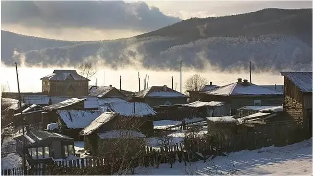 利斯特維揚卡(Listvyanka)是貝加爾湖畔的一個小鎮,被稱作貝加爾湖的大門,深受中國遊客和房地產投資者的歡迎。