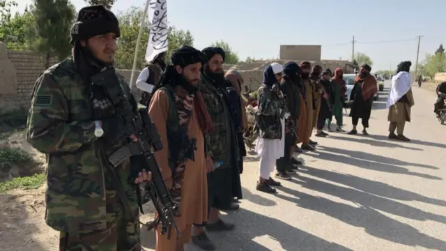 အာဖဂန်အစိုးရဆန့်ကျင်သူ အစ္စလာမ္မစ်ဝါဒီ တာလီဘန် တိုက်ခိုက်ရေးသမားတွေက ဒါဇင်နဲ့ ချီတဲ့ ခရိုင်ဒေသတွေကို သိမ်းပိုက်လာနိုင်နေ