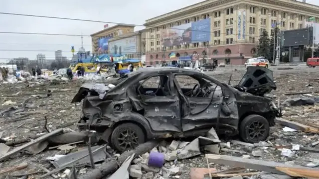 Sebuah mobil hancur lebur setelah pasukan Rusia membombardir Kota Kharkiv, Ukraina, 1 Maret 2022