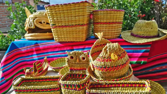 Artesanías en totora de Fortunato Coyla