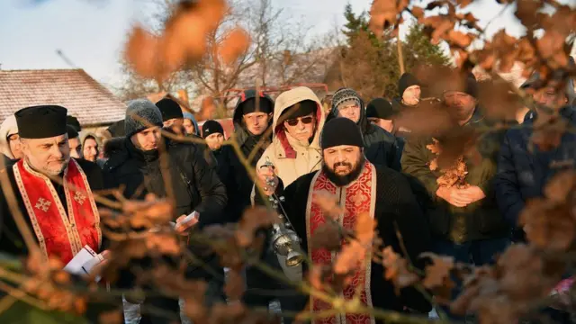 Сербський православний священик освячує два молоді дубки на початку Різдвяних свят біля міста Суботіца нар півночі Сербії.