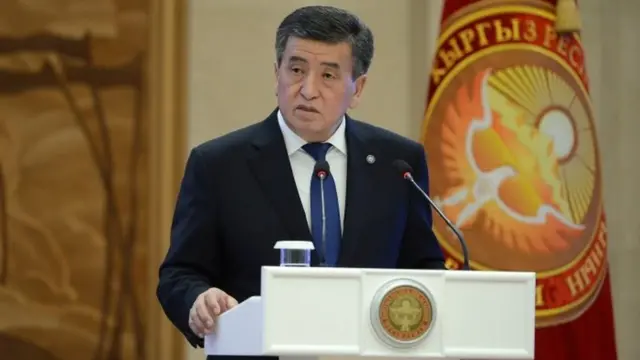 Мамлекет башчы бүтүрүүчүлөрдү экзамендерди ийгиликтүү тапшырып, орто мектепти аякташы менен куттуктады.