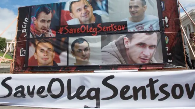 Олег Сенцов отбывает в российской тюрьме 20-летний срок по обвинению в подготовке терактов на территории Крыма. Международные правозащитные организации считают его политзаключенным