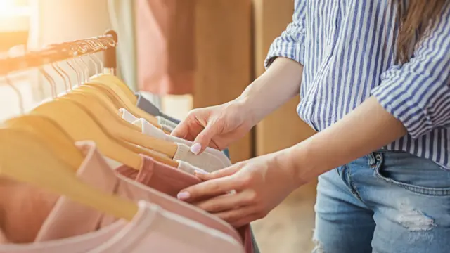 Joven eligiendo camisas