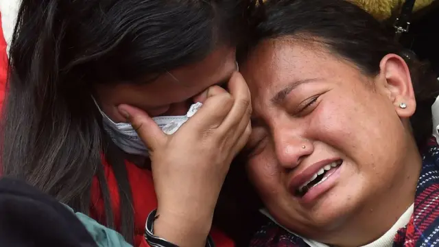 विमान हादसे में अपनों को गंवाने वाले लोग