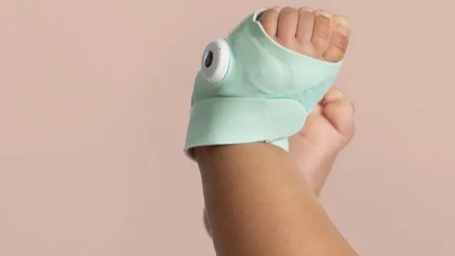 শিশুর পায়ে স্মার্ট মোজা পরিয়ে ঘুমের সময় তাদের হৃদযন্ত্রের গতি এবং শরীরে অক্সিজেনের মাত্রা সার্বক্ষণিক পর্যবেক্ষণ করা যাবে।