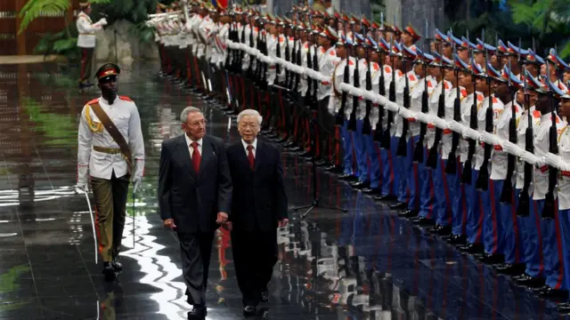 TBT Trọng duyệt đội danh dự cùng Chủ tịch Raul Castro tại Cung Cách mạng, Havana, hôm 29/3.