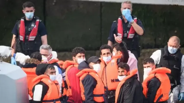 مهاجرون غير قانونيين