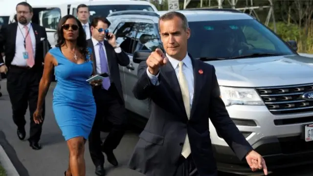 Três pessoas nesta foto escreveram livros sobre Trump: Omarosa (vestido azul), Anthony Scaramucci (ao telefone) e Corey Lewandowski (apontando)