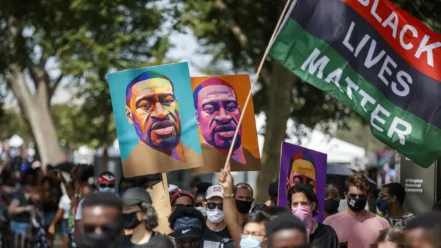 ผู้ประท้วงเรื่องการเหยียดเชื้อชาติในอเมริกา