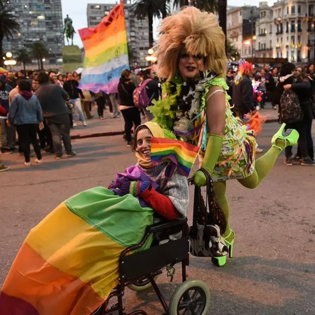 Dos participantes en la marcha por la diversidad de Uruguay.