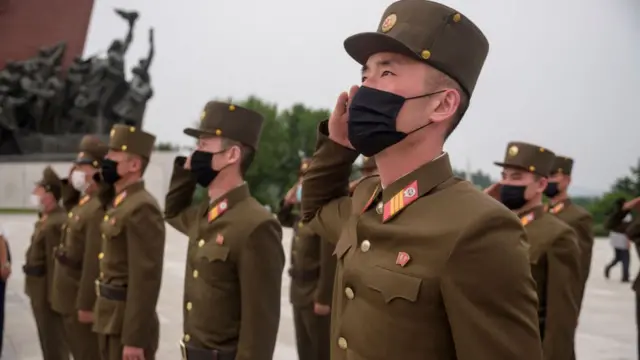 উত্তর কোরিয়ার সামরিক কর্মকর্তাদের অভিবাদন।