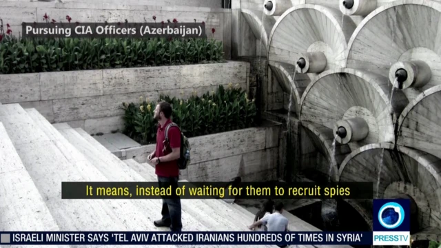 Человек с рюкзаком стоит на ступенях комплекс Каскад в столице Армении