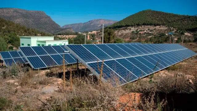 Une vue générale montre des panneaux solaires qui sont reliés à un générateur qui alimente une pompe extrayant l'eau du sous-sol à Tafoughalt, un petit village situé au plus profond des montagnes de la province orientale de Berkane au Maroc, le 31 octobre 2016