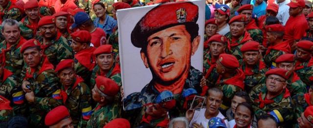 Cartel de Chávez y militares con boinas rojas