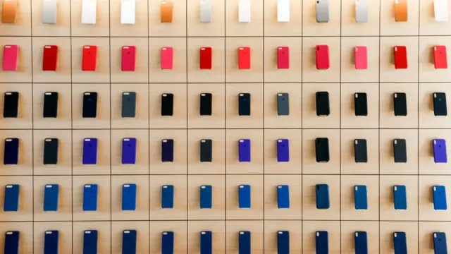 આઇફોનના રંગબેરંગી કવરની તસવીર