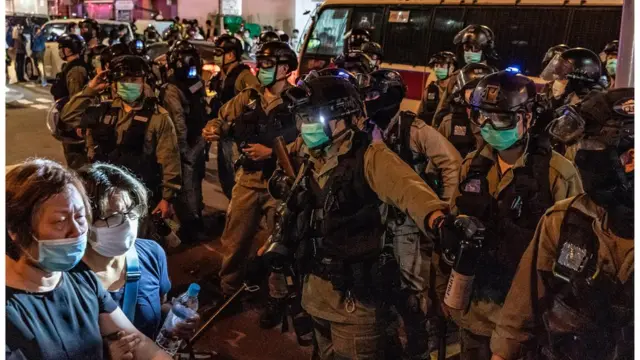 警员叫途人离开。