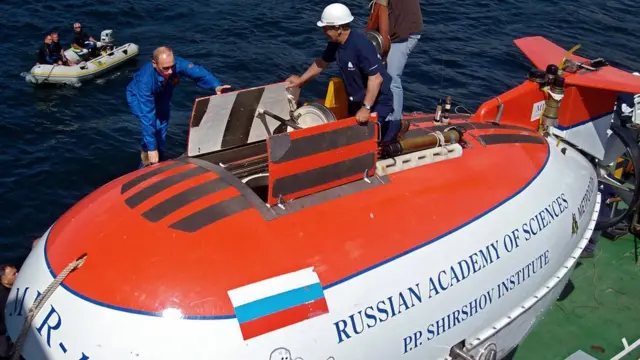 Pada 2009, Presiden Rusia Vladimir Putin mengunjungi kapal selam kecil Mir-2 yang akan menelusuri kedalaman Danau Baikal. Dalam misi inilah warga kemudian meyakini kapal selam menemukan kilauan emas di kedalaman 700 meter.