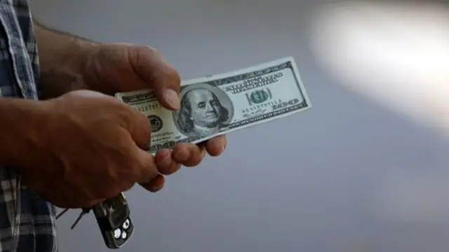 قیمت دلار در بازار آزاد در اوایل فروردین ماه امسال بیش از ۱۶ هزار تومان بود