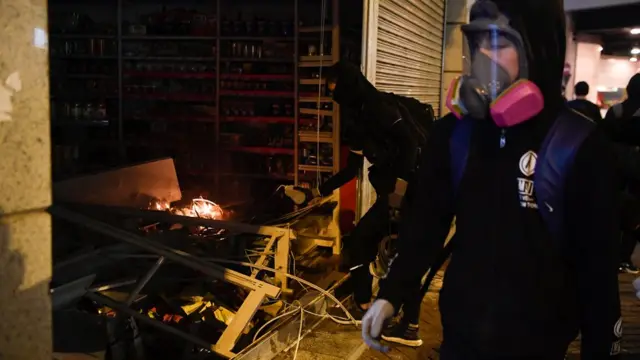 入夜后,示威者破坏被指亲中的商店。
