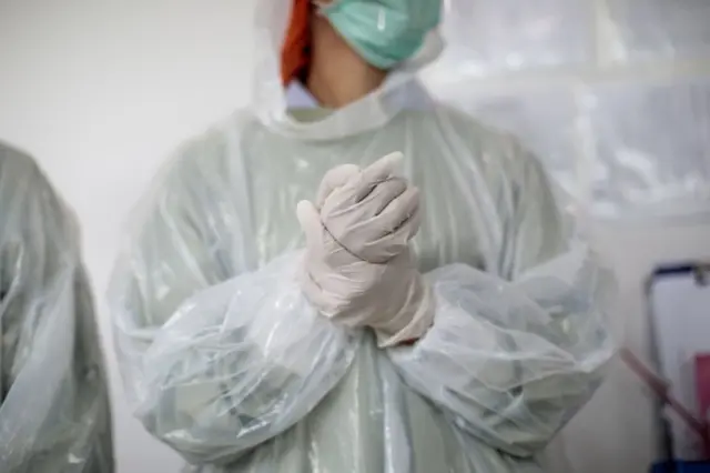 แพทย์ใส่ชุดป้องกันการติดเชื้อ